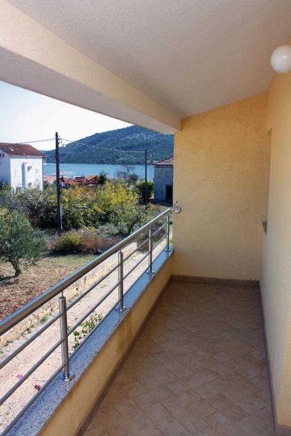 Apartments By The Sea Vinisce, Trogir - 5229 Extérieur photo